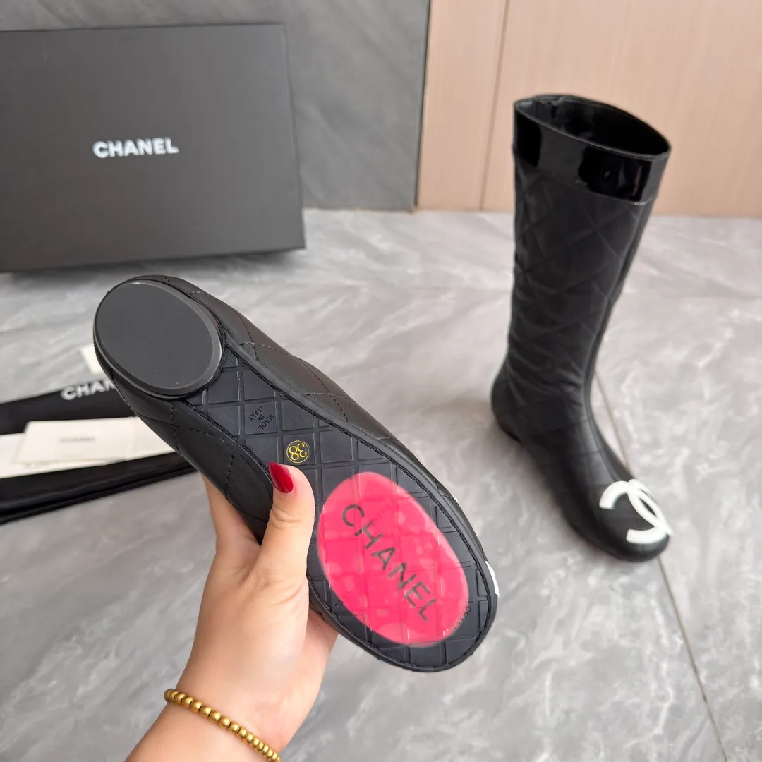 👟👟Ex-factory price 1040👟👟 High version of Chanel CHANEL, 🌞🌞🌞The latest boots from Xiaoxiang 2025 autumn and winter counter, a must-have item for this autumn and winter! ! Ms. Chanel loves simple yet irresistible combinations to show her unique style. Mix and match freely to shine⚡Follow Grandma’s fashion steps! ! ! The top-notch craftsmanship and texture are perfectly presented. No matter any details, you can compare them with the counters. The best quality products can be entered and exited from the counters at will! ! ❶Material: imported cowhide ❷Inner lining: sheepskin lining ❸Feet: sheepskin lining ❹Outsole: original molded sole ❺Heel height: 2 cm ❻Boot shaft height: 13 inches ❼Number: 35-40 (40 and 41 are customized and cannot be returned)